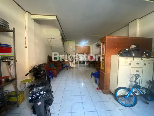 image RUMAH SIAP HUNI 2 1/2 LANTAI PADEMANGAN (5)