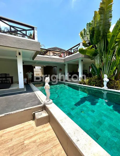 VILLA INI MENYAJIKAN SUASANA PEDESAAN DAN KENYAMANAN BAGI PENGHUNINYA