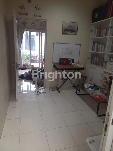 image RUMAH STRATEGIS DI KOMPLEKS PITARA VILLAGE DEPOK DEKAT STASIUN KRL DEPOK (4)