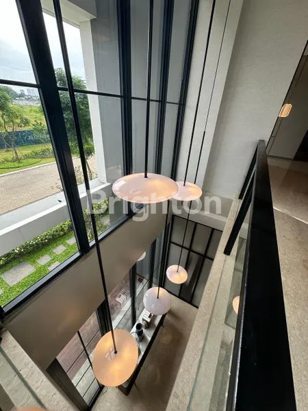 image RUMAH MEWAH MASA KINI DI JANTUNG BSD CITY (T10) (4)