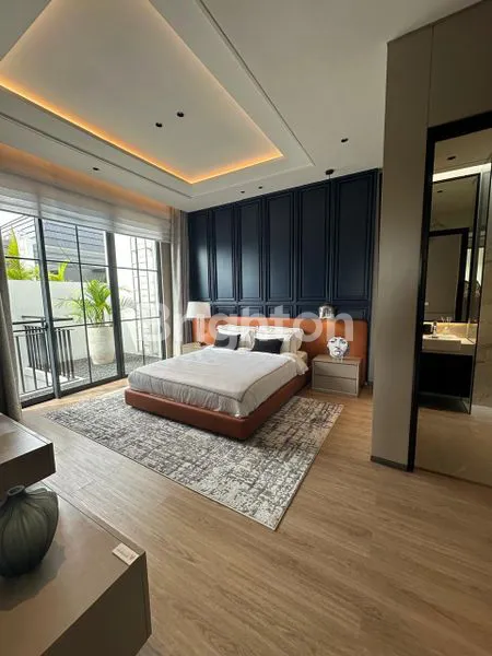 image RUMAH MEWAH MASA KINI DI JANTUNG BSD CITY (T10) (5)