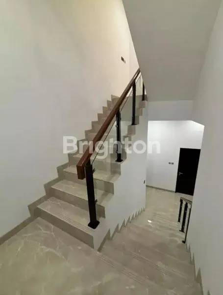 image RUMAH 3 LANTAI SIAP HUNI - CIBUBUR (3)