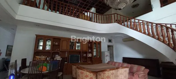 RUMAH STRATEGIS 1000M² DI KEBON JERUK, SEMPURNA UNTUK KANTOR/KLINIK