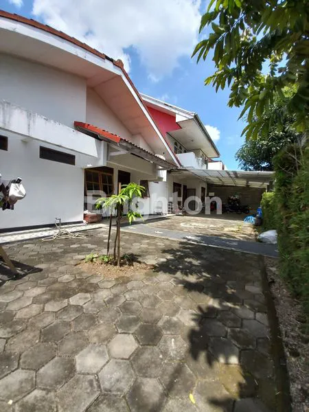 image RUMAH 2 LANTAI HALAMAN LUAS 478M² TERAWAT LOKASI STRATEGIS HOOK DI ARCAMANIK (2)