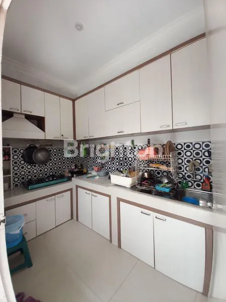 image RUMAH 2 LANTAI HALAMAN LUAS 478M² TERAWAT LOKASI STRATEGIS HOOK DI ARCAMANIK (4)