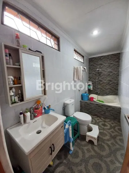 image RUMAH 2 LANTAI HALAMAN LUAS 478M² TERAWAT LOKASI STRATEGIS HOOK DI ARCAMANIK (8)