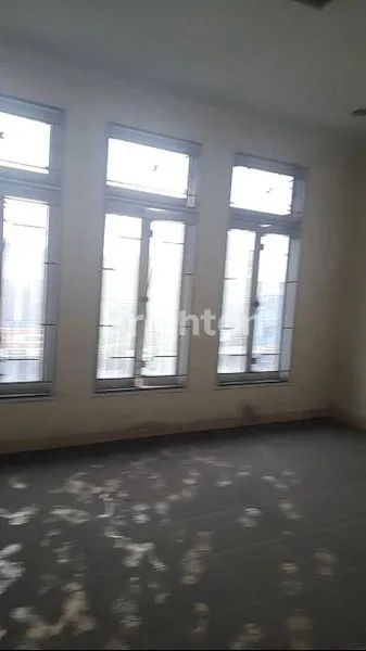 image RUKO 3 LANTAI PARKIR LUAS (7)