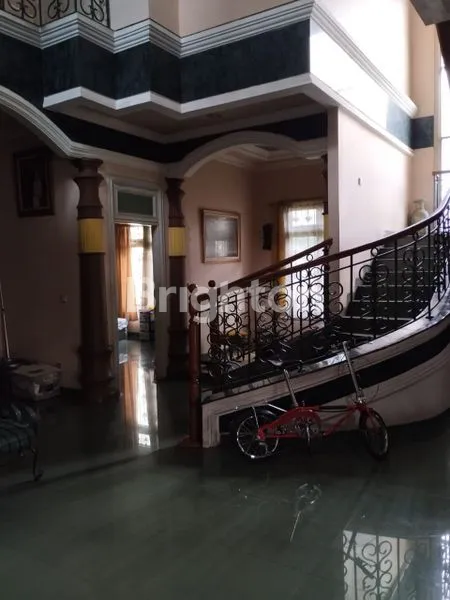 image RUMAH MEWAH SIAP HUNI - KEBUN JERUK, JAKARTA BARAT (4)