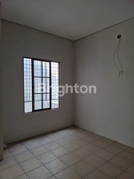 image RUMAH 2 LANTAI FRESH HASIL RENOVASI DI TAMAN NEW BRITANIA LIPPO KARAWACI (8)