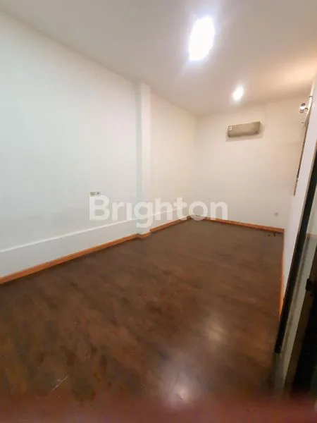 image RUMAH CANTIK SIAP HUNI 2-1/2 LANTAI STRATEGIS DEKAT DENGAN MALL, PUSAT KULINER, SEKOLAH, UNIVERSITAS, RUMAH SAKIT, AKSES TOLL DI TOMANG JAKARTA BARAT (5)