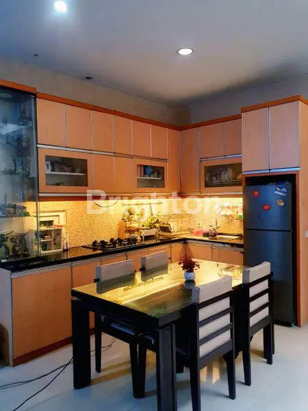 image RUMAH CANTIK SIAP HUNI 2-1/2 LANTAI STRATEGIS DEKAT DENGAN MALL, PUSAT KULINER, SEKOLAH, UNIVERSITAS, RUMAH SAKIT, AKSES TOLL DI TOMANG JAKARTA BARAT (1)