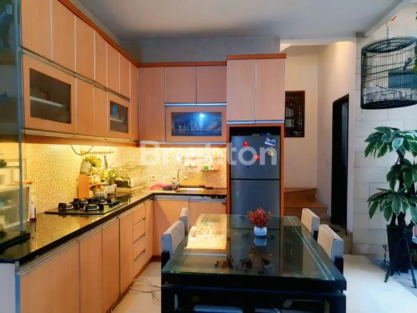 image RUMAH CANTIK SIAP HUNI 2-1/2 LANTAI STRATEGIS DEKAT DENGAN MALL, PUSAT KULINER, SEKOLAH, UNIVERSITAS, RUMAH SAKIT, AKSES TOLL DI TOMANG JAKARTA BARAT (2)