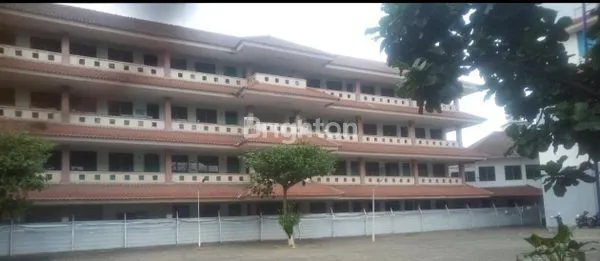 GEDUNG EX KAMPUS LOKASI AREA PENDIDIKAN DAN AREA KOMERSIL