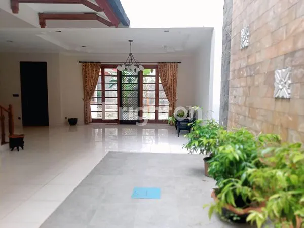 image RUMAH MEWAH NYAMAN & HOMEY, BISA EXTENSION LAHAN HINGGA +/- 1270 M2, BERSIH & TERAWAT BISA LANGSUNG PAKAI/HUNI, DI KAWASAN PREMIUM KEBON JERUK, JAKARTA BARAT (6)