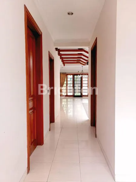 image RUMAH MEWAH NYAMAN & HOMEY, BISA EXTENSION LAHAN HINGGA +/- 1270 M2, BERSIH & TERAWAT BISA LANGSUNG PAKAI/HUNI, DI KAWASAN PREMIUM KEBON JERUK, JAKARTA BARAT (7)