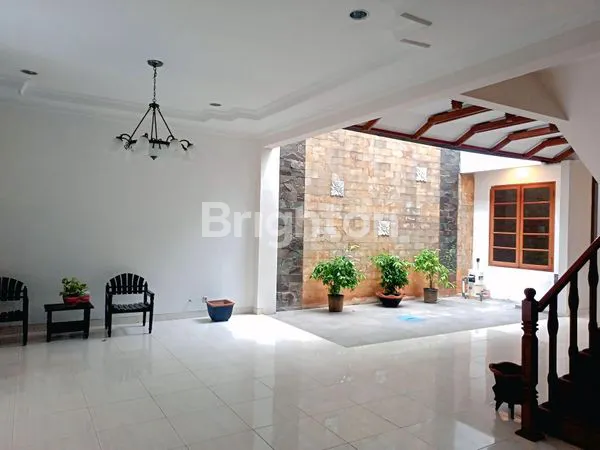 image RUMAH MEWAH NYAMAN & HOMEY, BISA EXTENSION LAHAN HINGGA +/- 1270 M2, BERSIH & TERAWAT BISA LANGSUNG PAKAI/HUNI, DI KAWASAN PREMIUM KEBON JERUK, JAKARTA BARAT (4)