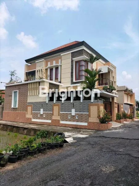 image RUMAH MEWAH 2 LANTAI DENGAN BALKON & PAGAR TEMBOK DI COLOMADU (2)