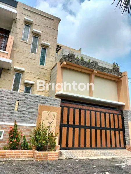 image RUMAH MEWAH 2 LANTAI DENGAN BALKON & PAGAR TEMBOK DI COLOMADU (7)