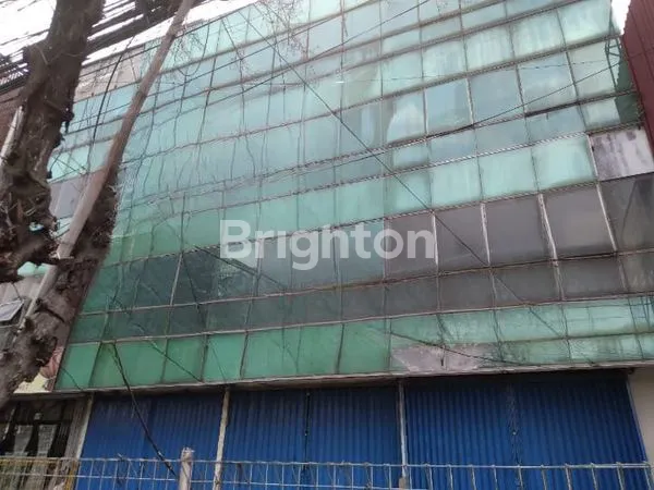 image BANGUNAN 4 LANTAI DENGAN LOKASI STRATEGIS COCOK UNTUK BISNIS / KANTOR (1)