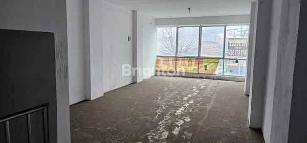 image BANGUNAN 4 LANTAI DENGAN LOKASI STRATEGIS COCOK UNTUK BISNIS / KANTOR (3)