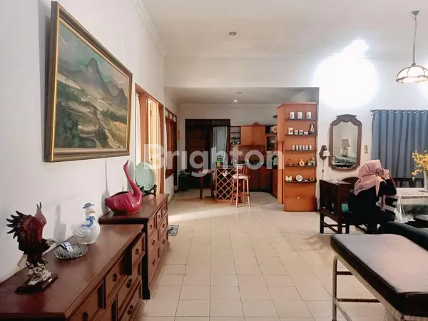 image HOT DEALS: RUMAH + PAVILIUN FULL FURNISHED BONUS MOBIL (EXTENSION UNIT), HARGA TERBAIK DI LOKASI TERBAIK, VINTAGE STYLE EX SENIMAN, STRATEGIS BEBAS BANJIR & COCOK UNTUK KOST, INVESTASI/HUNIAN MEWAH NYAMAN & TENANG, KEMANGGISAN JAKARTA BARAT (6)
