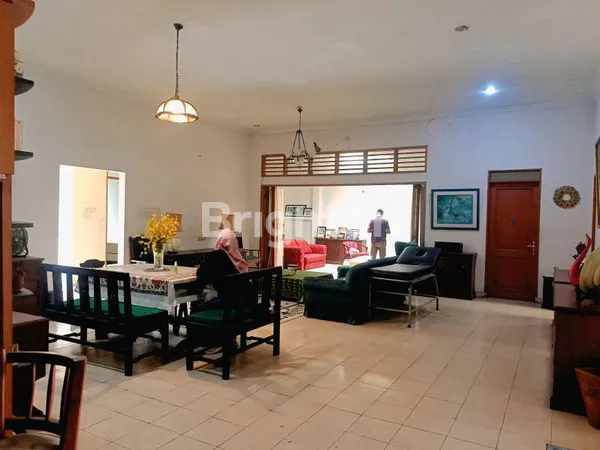 image HOT DEALS: RUMAH + PAVILIUN FULL FURNISHED BONUS MOBIL (EXTENSION UNIT), HARGA TERBAIK DI LOKASI TERBAIK, VINTAGE STYLE EX SENIMAN, STRATEGIS BEBAS BANJIR & COCOK UNTUK KOST, INVESTASI/HUNIAN MEWAH NYAMAN & TENANG, KEMANGGISAN JAKARTA BARAT (5)