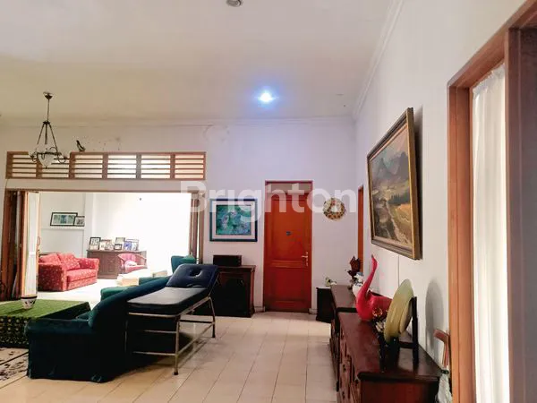 image HOT DEALS: RUMAH + PAVILIUN FULL FURNISHED BONUS MOBIL (EXTENSION UNIT), HARGA TERBAIK DI LOKASI TERBAIK, VINTAGE STYLE EX SENIMAN, STRATEGIS BEBAS BANJIR & COCOK UNTUK KOST, INVESTASI/HUNIAN MEWAH NYAMAN & TENANG, KEMANGGISAN JAKARTA BARAT (7)