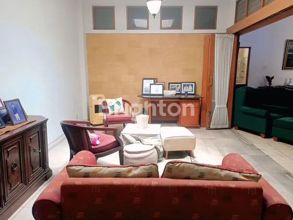image HOT DEALS: RUMAH + PAVILIUN FULL FURNISHED BONUS MOBIL (EXTENSION UNIT), HARGA TERBAIK DI LOKASI TERBAIK, VINTAGE STYLE EX SENIMAN, STRATEGIS BEBAS BANJIR & COCOK UNTUK KOST, INVESTASI/HUNIAN MEWAH NYAMAN & TENANG, KEMANGGISAN JAKARTA BARAT (2)