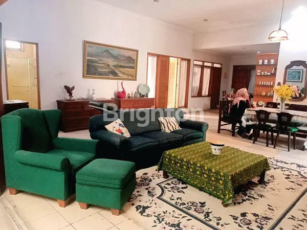 image HOT DEALS: RUMAH + PAVILIUN FULL FURNISHED BONUS MOBIL (EXTENSION UNIT), HARGA TERBAIK DI LOKASI TERBAIK, VINTAGE STYLE EX SENIMAN, STRATEGIS BEBAS BANJIR & COCOK UNTUK KOST, INVESTASI/HUNIAN MEWAH NYAMAN & TENANG, KEMANGGISAN JAKARTA BARAT (4)