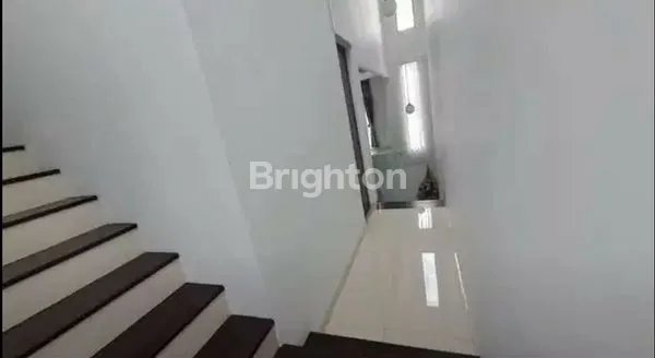 image RUMAH 3 LANTAI,PERMATA JINGGA , MODERN MINIMALIS, DEKAT JALAN SOEKARNO HATTA, UNIVERSITAS BRAWIJAYA, PERUMAHAN PERMATA JINGGA, LOWOKWARU, MALANG KOTA, JAWA TIMUR (4)