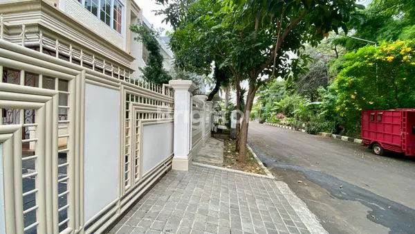 image RUMAH SIAP HUNI INTERCON KEBUN JERUK JAKARTA BARAT (2)