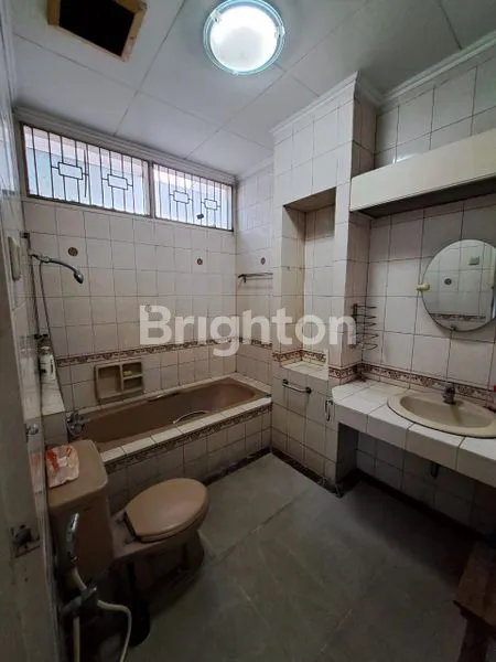 image RUMAH HOOK MEWAH 2 LANTAI DI INTERCON KEBON JERUK, 448M² (7)