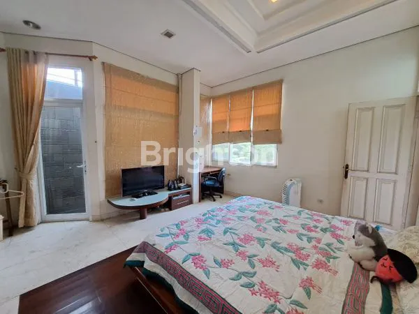 image RUMAH HOOK MEWAH 2 LANTAI DI INTERCON KEBON JERUK, 448M² (8)