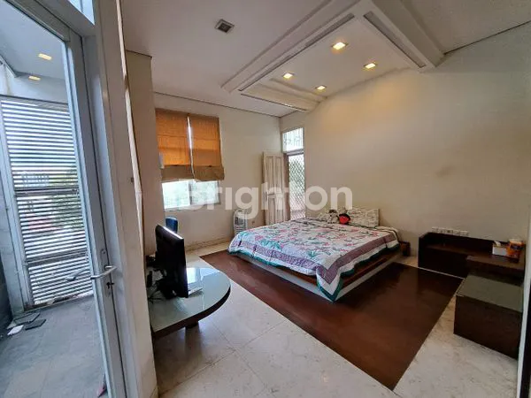 image RUMAH HOOK MEWAH 2 LANTAI DI INTERCON KEBON JERUK, 448M² (2)