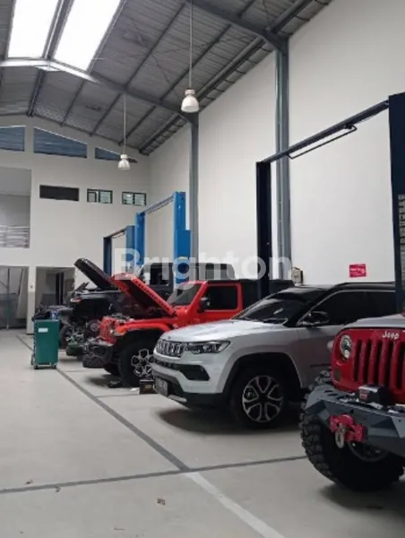 image SIAP BEROPERASI EX SHOWROOM BENGKEL STRATEGIS RAYA JEMURSARI (2)