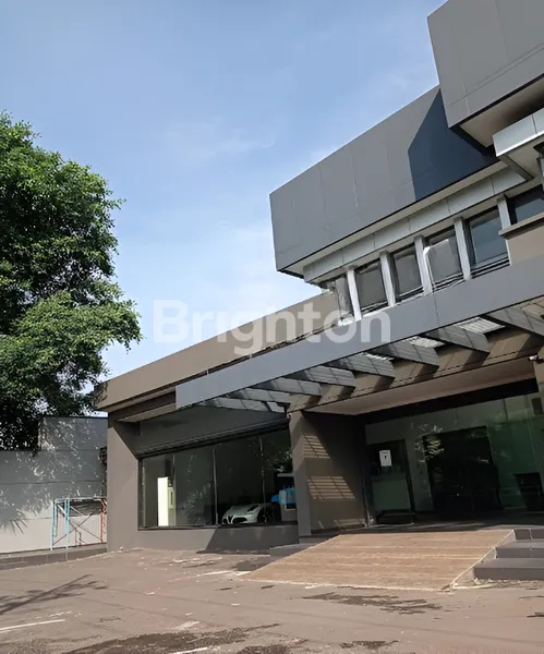 image SIAP BEROPERASI EX SHOWROOM BENGKEL STRATEGIS RAYA JEMURSARI (1)