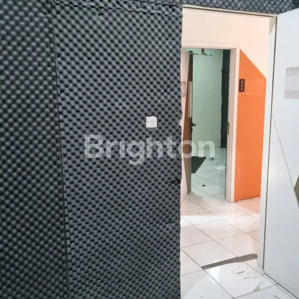 image GEDUNG 4,5 LANTAI DI JALAN RAYA BOULEVARD KELAPA GADING (4)