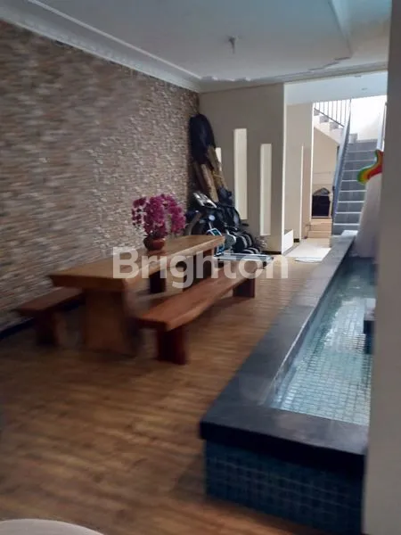 RUMAH MEWAH  3 LANTAI SEMI FURNIS SETRA MURNI