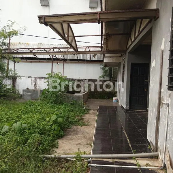 image RUMAH BESAR DI TEPI JALAN UTAMA TENGAH KOTA (3)