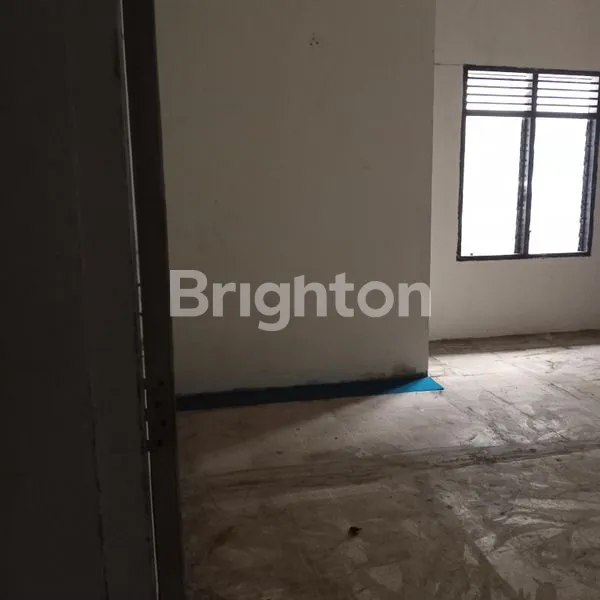 image RUMAH BESAR DI TEPI JALAN UTAMA TENGAH KOTA (7)