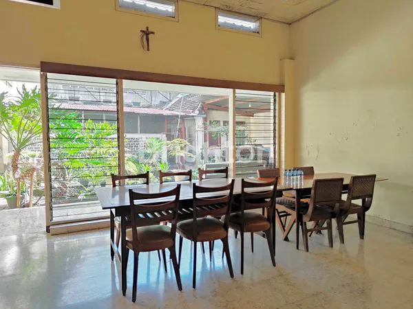 image RUMAH STRATEGIS TENGAH KOTA (2)