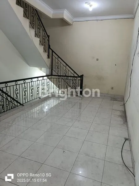 image RUMAH SIAP HUNI 3 LANTAI KAV POLRI (4)