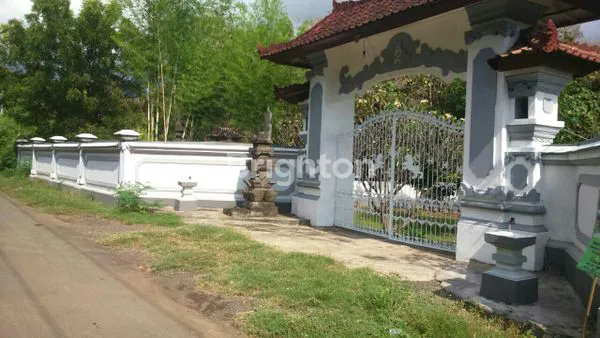 RUMAH STYLE BALI YANG LUAS DAN NYAMAN DI SERIRIT, BALI