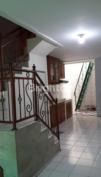 image RUMAH 2 LANTAI SIAP HUNI DI DURI KOSAMBI JAKARTA BARAT DEKAT GREEN LAKE CITY (2)