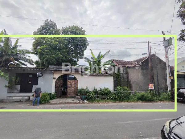 image RUMAH BESAR BANGUNAN HOOK DI PANULARAN SOLO (4)