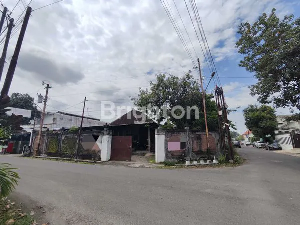 RUMAH BESAR BANGUNAN HOOK DI PANULARAN SOLO
