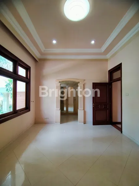 image RUMAH MEWAH, LOKASI PREMIUM DI JALAN KEMBAR BOULEVARD PERUMAHAN PAKUWON INDAH, SEBERANG PAKUWON MALL & PTC (7)