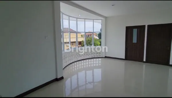 RUKO 3 LANTAI DENGAN 5 KAMAR TIDUR DI KUTA