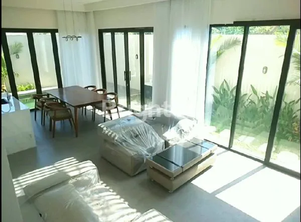 VILLA BARU BERGAYA TROPIS HANYA 5 MENIT DARI PANTAI SESEH