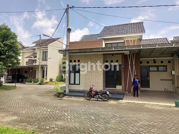 image RUMAH SIAP HUNI DI DALAM PERUMAHAN CLUSTER DEKAT D\'TJOLOMADOE - FULL FURNISHED (4)